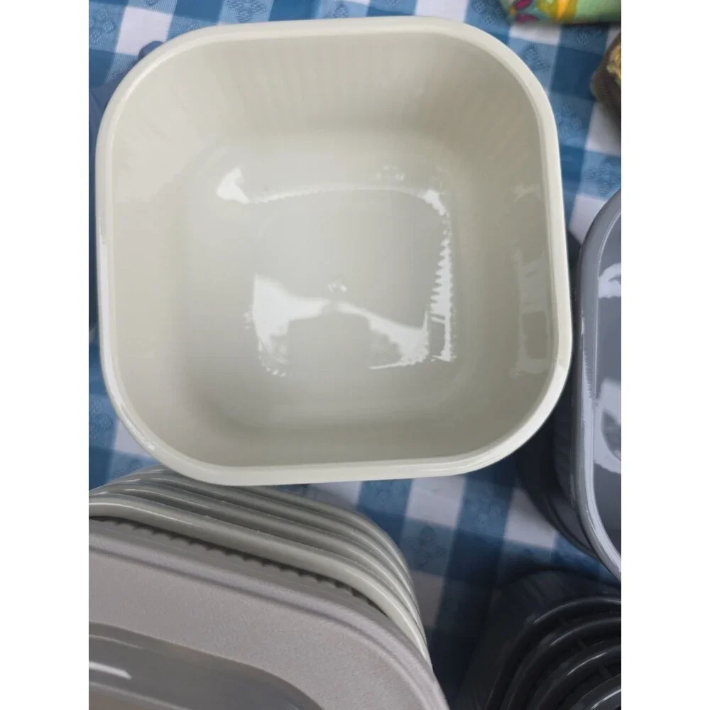 2 storage containers with lids